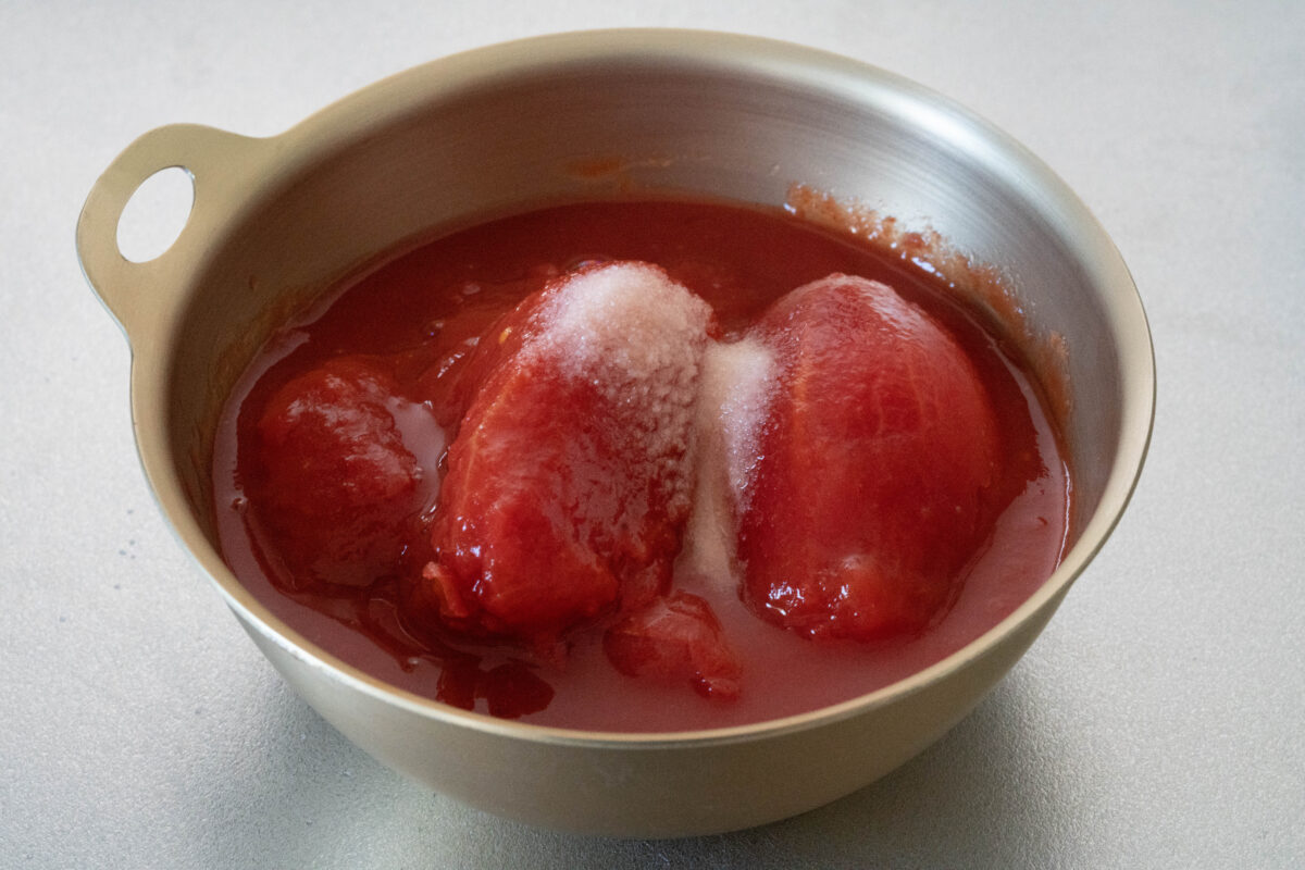 トマトに塩を振り脱水するのを解説する画像